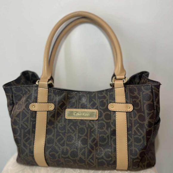 Calvin Klein Signature Black and Tan Shoulder Bag - Picture 1 of 12
